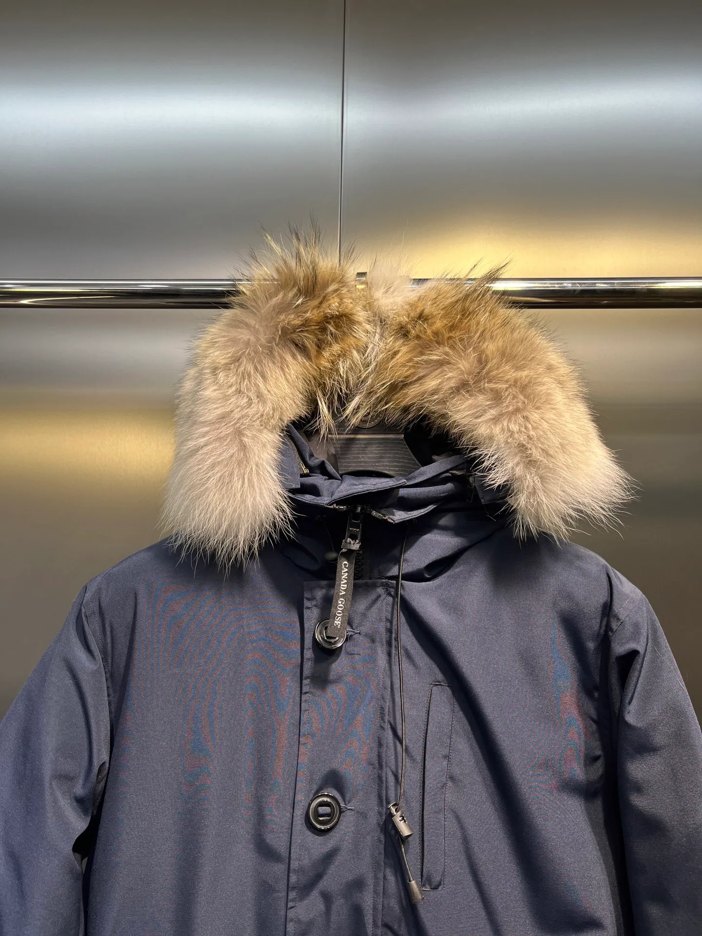 P860 Canada Goose model 06, the same model as the famous star, men's and women's models, with cold-proof flannel on the collar, close to the head and neck, comfortable and warm! The fabric is made of high-density nano-level waterproof fabric, which is windproof and wear-resistant and has a certain thickness! Seamless threaded cuffs! Avoid hard knots! It doesn’t matter how low the temperature is this winter, one piece is enough. I’ll give you the wind and temperature! Contains pure duck down, sufficient quantity, unique fashion design + waterproof craft fabric + big brand YKK double zipper pullers, real photos, upright style quality, regardless of the external standard and the internal content, you can feel free to compare it with the softer, easier to wrinkle and lighter version on the market!  size：s-xxl